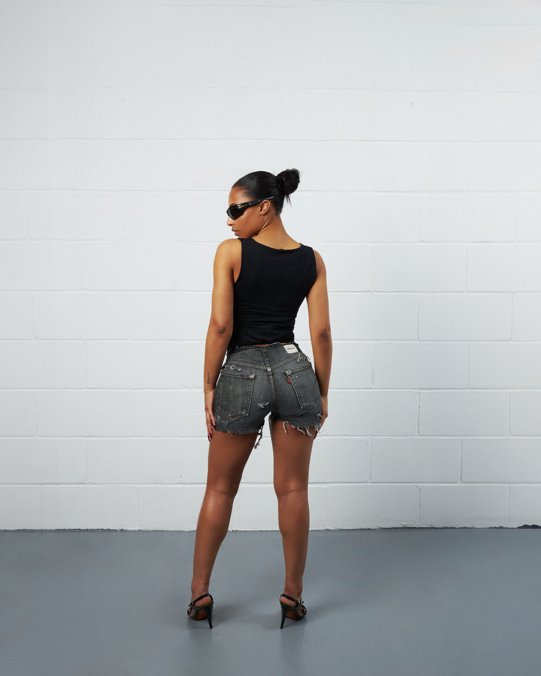 CHARCOAL NO-WAIST TRASHER DENIM HOT PANT