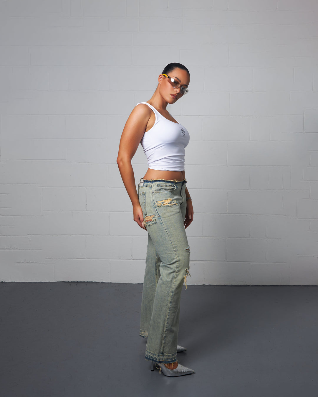 SANDWASH NO-WAIST DISTRESSED JEAN 016